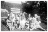 Fra Grethes fødselsdag: Jytte, Børge, Harald, Flemming, ?, Åse Bødker, Esther, Rigmor Stryg, Grethe. 1942