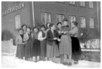 I 1955 kommer Esther Sy og på Tilskærerskolen og er der i 2 år. På billedet ses Anni som nr. 1. Esther nr.2.