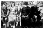 Esther ,Astrid, Yvonne, vores bedstemor og bedstefar, altså vores rigtige farmor Anna tror jeg nok hun hed og bedstefar Poul, de boede i Lommelev. Vi har vores røde søndagskjoler på, med flæser. 1953 - 1954.