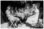 Fødselsdagsbordet er dækket i haven. Yvonne holder fødselsdag d.25-7-1954