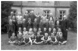 Skolebillede. Alle skolens elever og lærere ved Gunslev skole - den lå lige overfor kirken.- 1943.